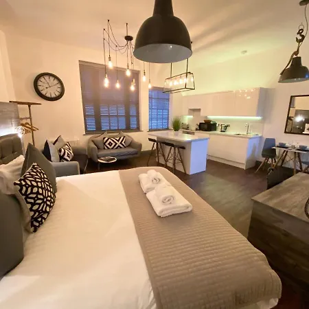 At The Coach House לידס