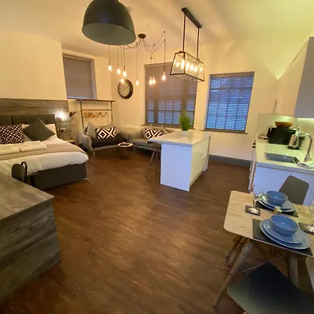 At The Coach House לידס